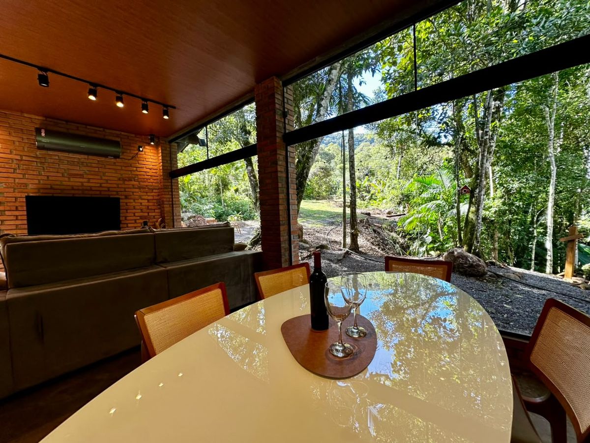 Sala de estar integrada, cercada de vidro