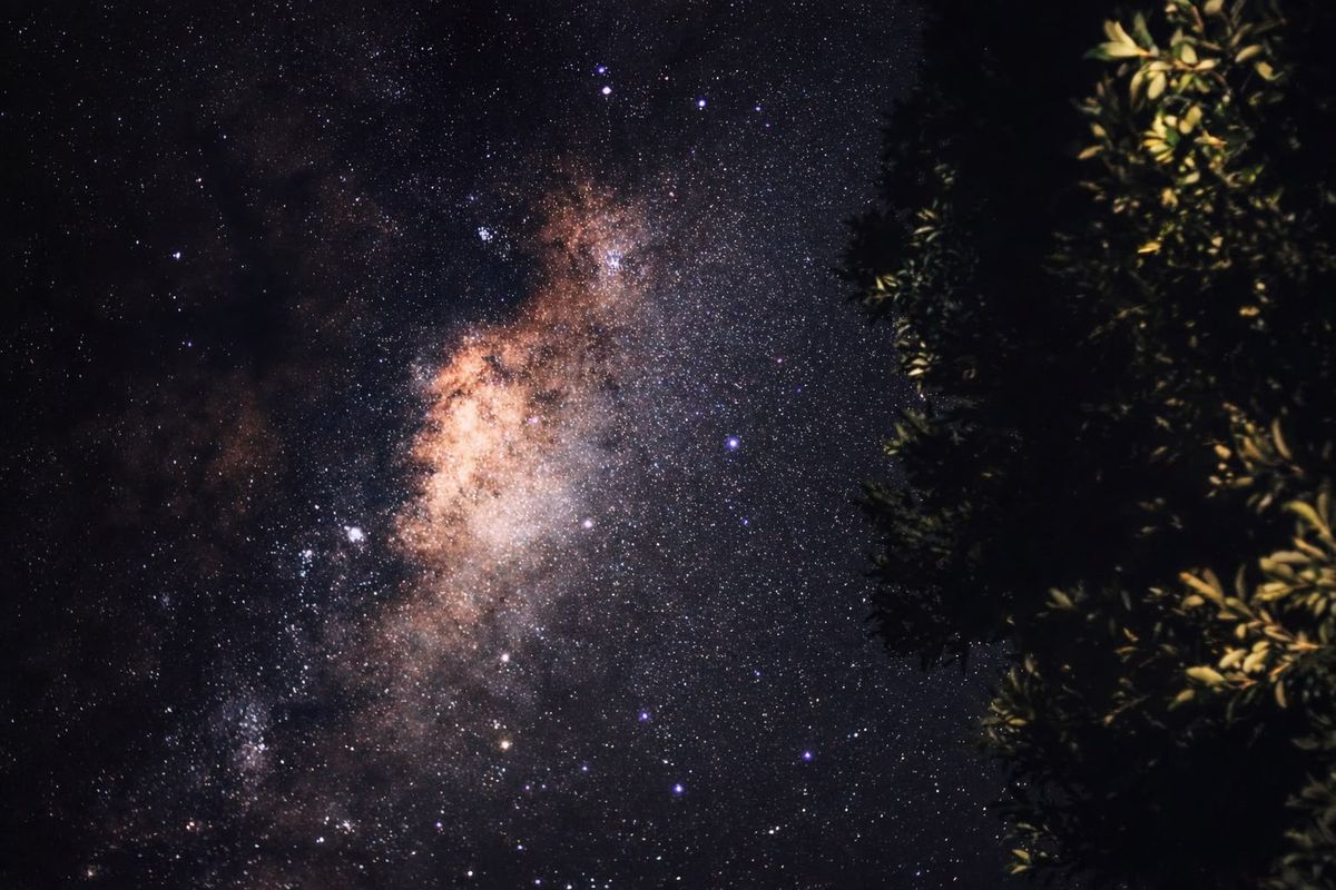 Céu noturno estrelado sobre Verdejar, longe das luzes da cidade